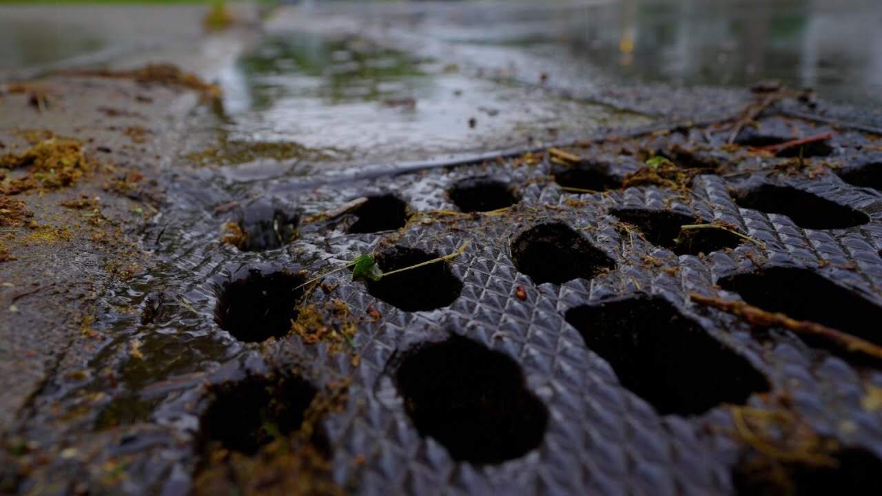 Illustration showing the relationship between stormwater runoff and urban flooding, highlighting how heavy rainfall overwhelms drainage systems and leads to water accumulation in streets and neighborhoods.